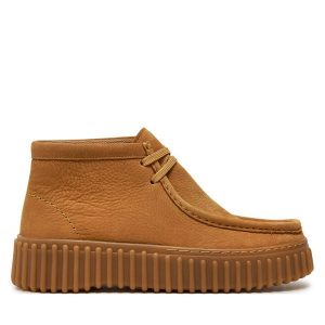 Trzewiki Clarks. Brązowe botki Clarks, bez wzorów, bez obcasa, na płaskiej podeszwie, bez zapięcia. Za 539,99 zł.