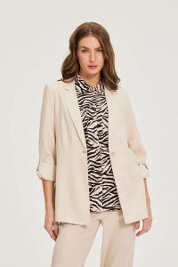 Marynarka z dodatkiem lnu beżowa. Brązowe marynarki i żakiety MOODO, l, bez wzorów, ze lnu. Za 199,99 zł.