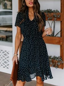 Milan Kiss Sukienka w kolorze czarnym rozmiar: M. Czarne sukienki Milan Kiss, m, bez wzorów, bez kołnierzyka, bez ramiączek, mini. Za 180,49 zł.