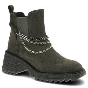 Botki damskie Karino, cholewka ze skóry naturalnej zamszowej wsuwana konstrukcja z elastyczną wstawką ozdobne łańcuchy masywna podeszwa z wyraźnym bi. Zielone botki Karino, bez wzorów, z materiału, bez obcasa, bez zapięcia. Za 382,99 zł.