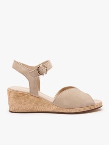 Beżowe sandały na koturnie. Brązowe sandały Ryłko, bez wzorów, ze skóry, z okrągłym noskiem, bez obcasa, na koturnie, bez zapięcia. Za 379,99 zł.