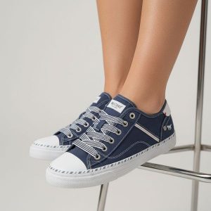 Trampki damskie Mustang, fason sznurowany niska cholewka gumowy nosek tekstylna podeszwa codzienny styl, granatowe, 1376-303-841. Niebieskie trampki Mustang, bez wzorów, z gumy, przed kostkę, bez zapięcia. Za 289,00 zł.