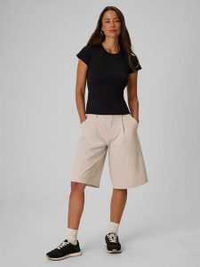 4F Spodenki casual damskie - kremowe XS. Białe spodenki sportowe 4f, bez wzorów, z tkaniny, casualowe, z podwyższonym stanem. Za 169,99 zł.
