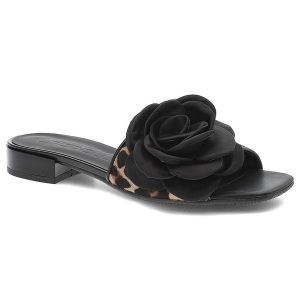 Czarne Klapki Chebello Eleganckie Obuwie Damskie. Czarne klapki CheBello, z aplikacjami, bez obcasa, na obcasie. Za 429,00 zł.