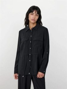 Koszula z kieszeniami cargo i wiązaniem w talii - czarny. Czarne koszule Sinsay, l, bez wzorów, bez kołnierzyka, bez ramiączek. Za 59,99 zł.