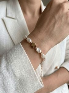 Heliophilia Bransoletka z elementami ozdobnymi rozmiar: onesize. Białe bransoletki Heliophilia, z perłą, z mosiądzu. Za 34,95 zł.