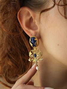 L'Atelier de Gaia Pozłacane kolczyki-wkrętki z lapis lazuli i perłami rozmiar: onesize. Niebieskie kolczyki L'Atelier de Gaia, z lazurytem, pozłacane. Za 65,99 zł.