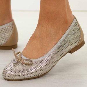 Złote skórzane baleriny damskie T.Sokolski W26-225. Żółte balerinki Sokolski, bez wzorów, z jeansu, bez obcasa, na płaskiej podeszwie, bez zapięcia. W wyprzedaży za 179,10 zł.