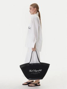 KARL LAGERFELD Torebka B1W46069 Czarny. Czarne torebki klasyczne KARL LAGERFELD, bez wzorów, z materiału, bez dodatków. Za 684,99 zł.