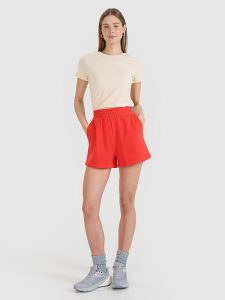 4F Spodenki dresowe damskie - czerwone M. Czerwone szorty 4f, bez wzorów, z bawełny, sportowe. Za 59,99 zł.