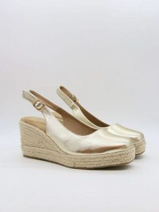 Bellucci Sandały w kolorze złotym na koturnie rozmiar: 36. Żółte sandały Bellucci, bez wzorów, z otwartym noskiem, bez obcasa, na koturnie, bez zapięcia. Za 104,99 zł.