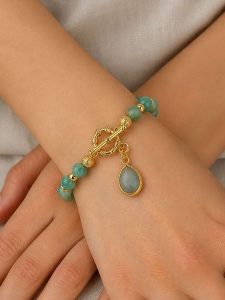 L'Atelier de Gaia Pozłacana bransoletka z zawieszką rozmiar: onesize. Zielone bransoletki L'Atelier de Gaia, pozłacane. Za 49,95 zł.