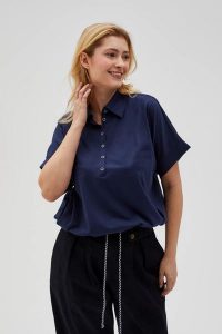Bluza z kołnierzykiem i krótkimi rękawami granatowa. Bluzy MOODO, l, bez wzorów, z bawełny, bez kaptura. Za 99,99 zł.