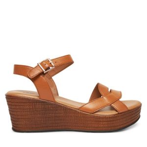 Sandały Lasocki. Brązowe sandały Lasocki, bez wzorów, bez obcasa, na koturnie, bez zapięcia. Za 179,99 zł.