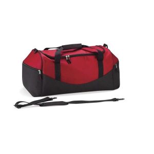 Torba sportowa Quadra Teamwear. Czarne torby podróżne i sportowe QUADRA, bez wzorów, na ramię, duże. Za 125,45 zł.