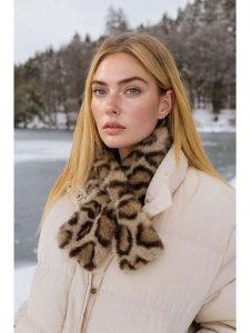 Lucky Bees Szal w kolorze beżowym - 106 x 15 cm rozmiar: onesize. Brązowe szaliki Lucky Bees, bez wzorów, z futra. Za 130,81 zł.