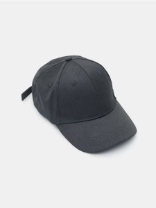 Bawełniana czapka z daszkiem - czarny. Czarne czapki Sinsay, bez wzorów, z bawełny. Za 9,99 zł.