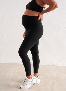 Damskie legginsy ciążowe, z wysokim stanem, squat proof Sense czarne. Czarne legginsy AIM'N, bez wzorów, z elastanu, z podwyższonym stanem. Za 296,00 zł.