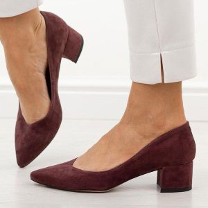 Śliwkowe zamsz skórzane Polskie czółenka damskie na obcasie Prestige 2235/obl. Fioletowe czółenka Prestige, bez wzorów, ze skóry, bez obcasa, na obcasie, bez zapięcia. Za 419,00 zł.
