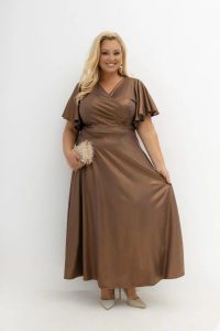 Kopertowa sukienka maxi Caramel Brown Glam z połyskiem na wesele i bal w odcieniu brązu Plus Size Oversize. Brązowe sukienki Moda Size Plus Iwanek, na imprezę, m, bez wzorów, z dzianiny, eleganckie, bez kołnierzyka, plus size, bez ramiączek, maxi, kopertowe. Za 379,90 zł.