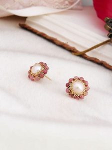 Pierres de Jade Pozłacane kolczyki-wkrętki z perłami i kwarcem rozmiar: onesize. Białe kolczyki Pierres de Jade, z kwarcem, pozłacane. Za 43,99 zł.