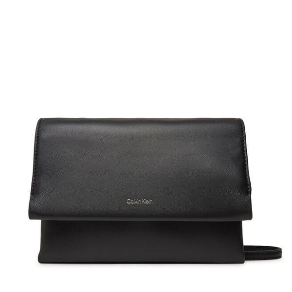 Torebka Calvin Klein. Czarne listonoszki Calvin Klein, bez wzorów, bez dodatków. Za 289,99 zł.