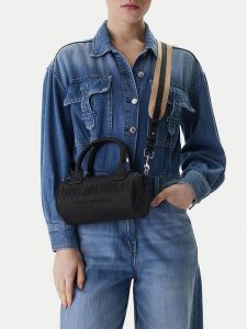 LOVE MOSCHINO Torebka JC4054PP1OLE0000 Czarny. Czarne torebki klasyczne LOVE MOSCHINO, bez wzorów, ze skóry, bez dodatków. Za 587,99 zł.