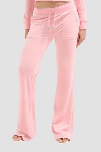 JUICY COUTURE Różowe damskie spodnie dresowe Layla Low Rise. Czerwone spodnie dresowe Juicy Couture, s, bez wzorów, z dresówki. W wyprzedaży za 347,99 zł.