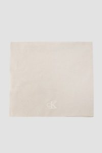 CALVIN KLEIN Beżowy damski szalik z haftowanym logo. Brązowe szaliki Calvin Klein, bez wzorów. W wyprzedaży za 159,99 zł.