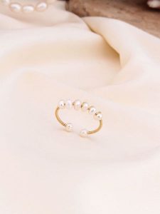 Pierres de Jade Pozłacany pierścionek z perłami rozmiar: onesize. Białe pierścionki Pierres de Jade, z perłą, pozłacane. Za 30,99 zł.