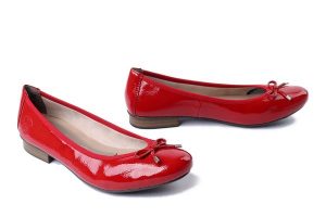 RIEKER 51950-33 red, baleriny damskie. Czerwone czółenka Rieker, bez wzorów, bez obcasa, na obcasie, bez zapięcia. Za 289,90 zł.