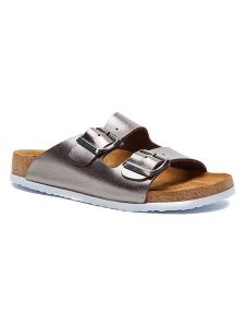 Comfortfusse Skórzane klapki w kolorze srebrnym rozmiar: 41. Szare klapki Comfortfüße, bez wzorów, z materiału, z otwartym noskiem, bez obcasa. Za 252,99 zł.