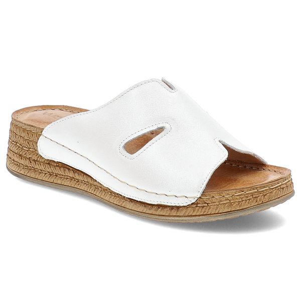 Klapki damskie Wasak, ze skóry naturalnej na platformie z miękkimi wkładkami, perłowe, 755. Białe klapki Wasak, bez wzorów, ze skóry, bez obcasa, na koturnie. Za 233,90 zł.