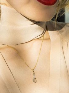 CARATELLI Złota zawieszka "Infinito" z diamentami rozmiar: onesize. Białe zawieszki CARATELLI, z diamentem, złote. Za 826,99 zł.