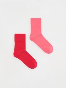 Skarpety 2 pack - różowy. Czerwone skarpetki Reserved, bez wzorów. W wyprzedaży za 19,99 zł.
