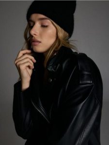 Wełniana czapka z kaszmirem - czarny. Czarne czapki Reserved, bez wzorów, z kaszmiru. W wyprzedaży za 69,99 zł.