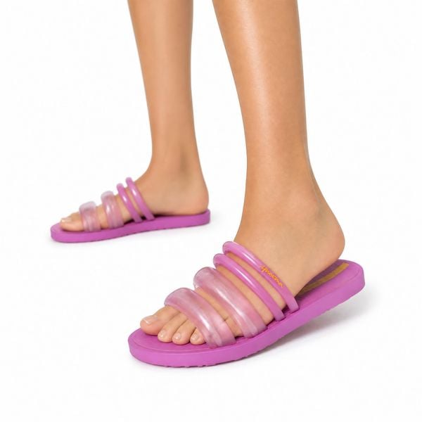 Klapki damskie Ipanema 26727 PUFFER TIRAS FEM. Czerwone klapki Ipanema, bez wzorów, z materiału, bez obcasa. Za 69,00 zł.