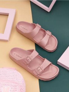 Klapki - różowy. Czerwone klapki Sinsay, bez wzorów, bez obcasa. Za 25,99 zł.