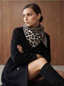 Apaszka w panterkę - wielobarwny. Apaszki i chusty Sinsay, bez wzorów. Za 24,99 zł.