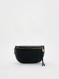 Saszetka crossbody - czarny. Czarne nerki i saszetki Reserved, bez wzorów, ze skóry. W wyprzedaży za 79,99 zł.