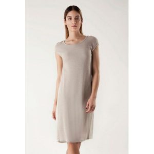 Sukienka w kolorze beżowym. Sukienki marki Far Far Fashion. W wyprzedaży za 114,95 zł.