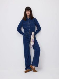 Jeansowy kombinezon - granatowy. Niebieskie kombinezony Reserved, l, bez wzorów, z bawełny, bez kołnierzyka, bez ramiączek. Za 259,99 zł.