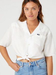 Wrangler Bluzka w kolorze białym rozmiar: M. Białe bluzki Wrangler, m, bez wzorów, bez kołnierzyka, bez ramiączek. Za 122,67 zł.