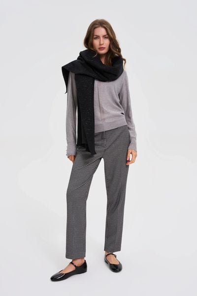 Gładki szal czarny. Czarne szaliki MOODO, bez wzorów, z poliesteru. Za 69,99 zł.