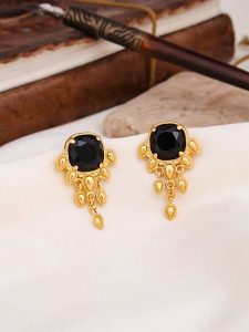 L'Atelier de Gaia Pozłacane kolczyki-wkrętki z kocim okiem rozmiar: onesize. Czarne kolczyki L'Atelier de Gaia, pozłacane. Za 43,99 zł.