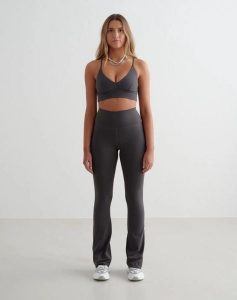 Damskie legginsy rozszerzane z wysokim stanem dla wysokich Sense ciemnoszare. Szare legginsy AIM'N, bez wzorów, z elastanu, z podwyższonym stanem, długie. Za 344,00 zł.