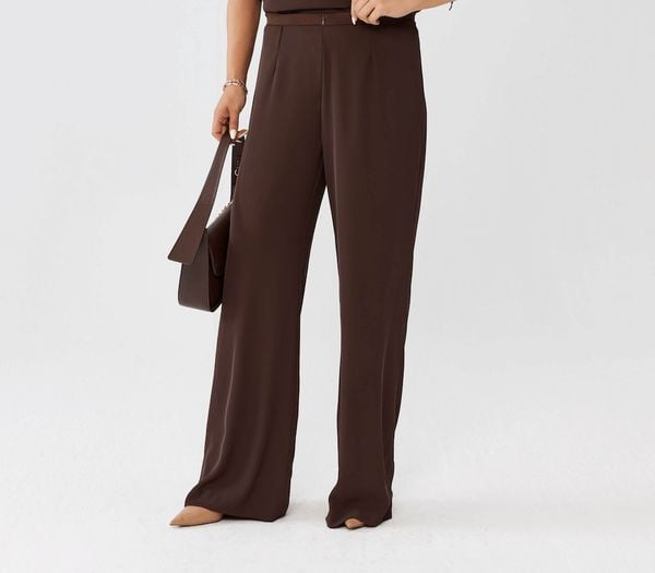 Eleganckie czekoladowe spodnie Rosa z poszerzoną nogawką PLUS SIZE XXL OVERSIZE JESIEŃ. Brązowe spodnie z wysokim stanem Moda Size Plus Iwanek, bez wzorów, z elastanu, z podwyższonym stanem, krótkie. Za 249,90 zł.