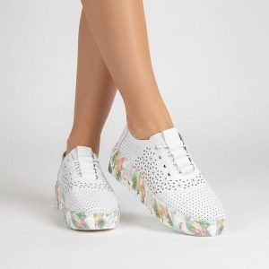 Półbuty damskie Artiker, cholewka ze skóry naturalnej perforowana konstrukcja z klasycznym sznurowaniem podwyższona podeszwa o dekoracyjnej strukturz. Białe półbuty ARTIKER, bez wzorów, ze skóry, bez obcasa, bez zapięcia. Za 199,00 zł.