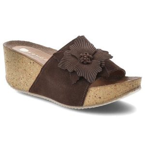 Klapki damskie Armodo, cholewka ze skóry naturalnej zamszowej z szerokim paskiem z przodu ozdobna aplikacja kwiatowa na stabilnym koturnie, brązowe,. Brązowe klapki Armodo, z aplikacjami, ze skóry, bez obcasa, na koturnie. Za 319,00 zł.