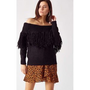 Sweter w kolorze czarnym. Czarne długie swetry marki Robin, z dekoltem w łódkę. W wyprzedaży za 189,95 zł.